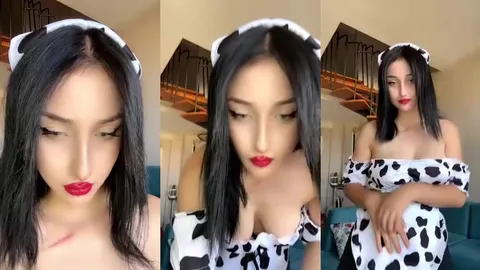 Benasteria inek kostümüyle webcamde şov yapıyor, seksi pozlar veriyor