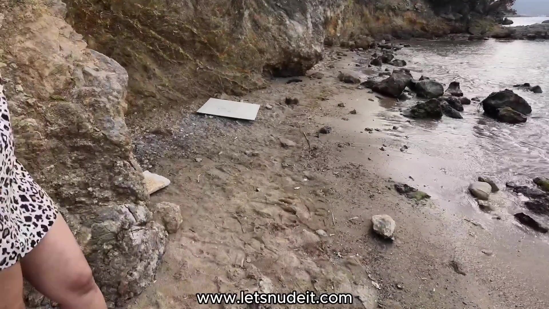 Letsnudeit ormanda şişman poposunu siktiriyor