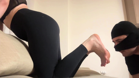 Mary Jane maskeli kölesine ayaklarını yalattırıyor