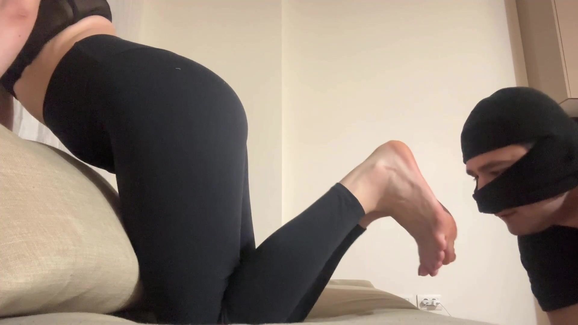 Mary Jane maskeli kölesine ayaklarını yalattırıyor