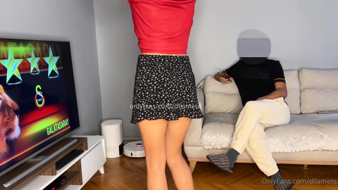 Dila Mete evde dans ederken erkeği azdırıp sikişiyor