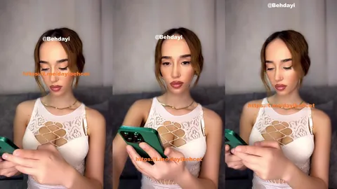 Edoş Tango telefonunda takılırken seksi pozlar veriyor