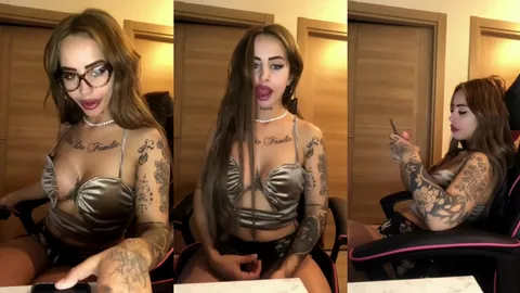 Shawty dövmeli vücuduyla telefonla oynarken azgın bakışlar atıyor