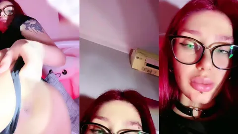 Mericeyn Tango'nun kırmızı saçlı webcam şovu dudaklarını yalatıyor