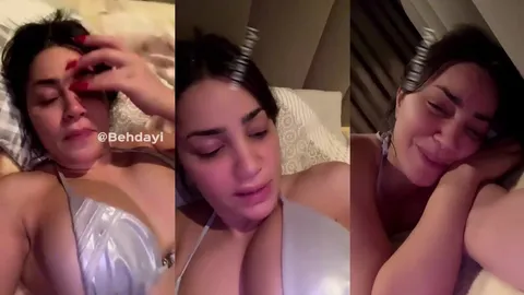 yatakta yatıyor, meme ucu piercingiyle gülümsüyor, link paylaşıyor.