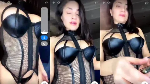 Serpil Cansız tango live'da seksi iç çamaşırıyla poz verip dil çıkarıyor