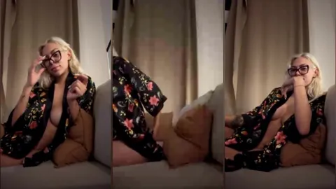 Şeydanur Tunç gözlüklü haliyle azgınca parmak emiyor ve göğüslerini sergiliyor