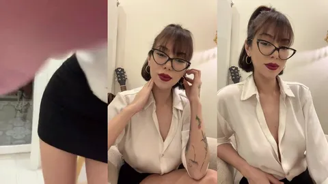 Şeydanur Tunç gözlüklü halde sandalyesinde soyunup kendini elliyor