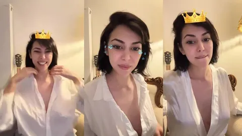 Şeydanur Tunç webcamde gömleğini açıp adamı azdırıyor