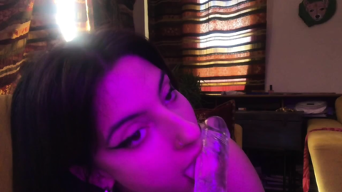 Nadeiline mor ışıkta dildoyu emiyor