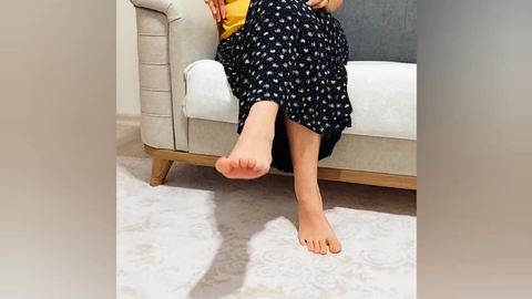 Evli Elif Burak kadını ayaklarını ve amını sergiliyor