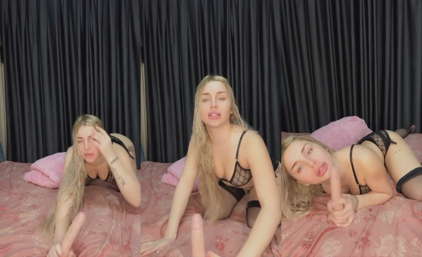 Gizem Avci dildoyu ağzına alıyor ve azgınca yalıyor