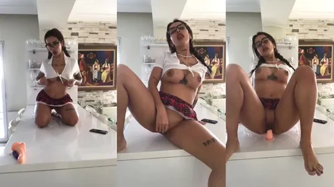 shawty tango'da amını parmaklayıp dildo sokuyor