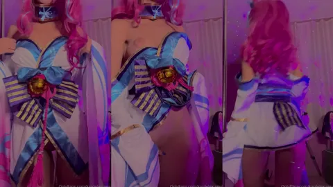 kardelexuwu cosplay kıyafetiyle soyunup amını gösteriyor