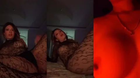 Simge Barankoğlu file çorapta kalçalarını sergiliyor