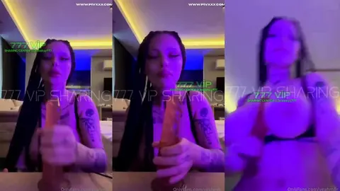 Yeahmur dildoyu içine alıyor