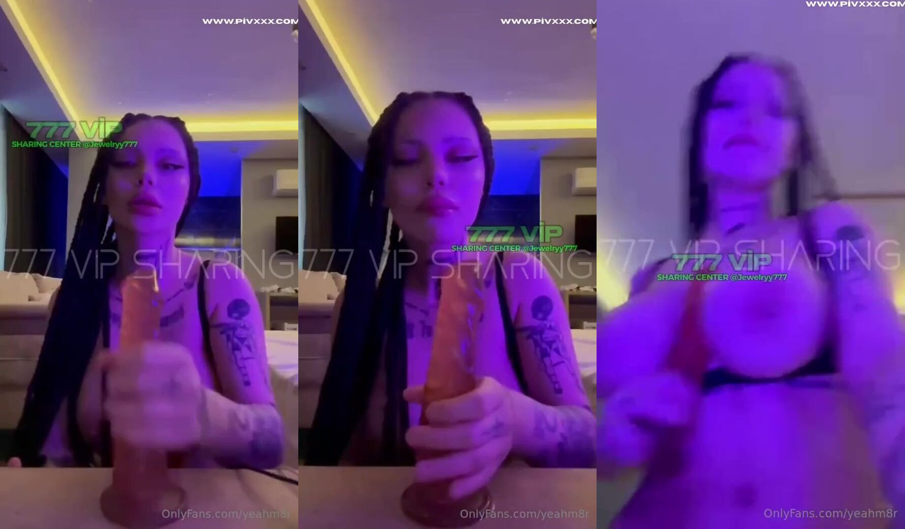 Yeahmur dildoyu içine alıyor