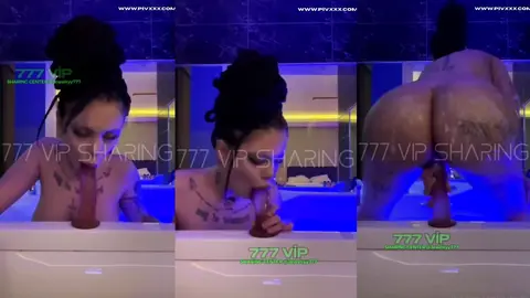 Yeahmur dildoyu güzelce kayganlaştırdıktan sonra işini hallediyor