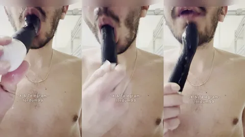 Her şeyden zevk alan biseksüel genç dildoya sakso çekiyor. Lordum99