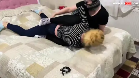 KIZ KIZA GÜREŞ YAPIP EĞLENİRKEN BİR ANDA KÖLESİ YAPIYOR