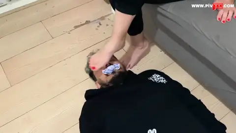 AYAĞINI KÖLENİN AĞZINA SOKUYOR