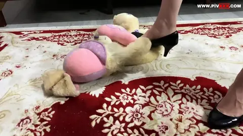 KRALİÇE AYAĞININ ALTINDA EZİYOR