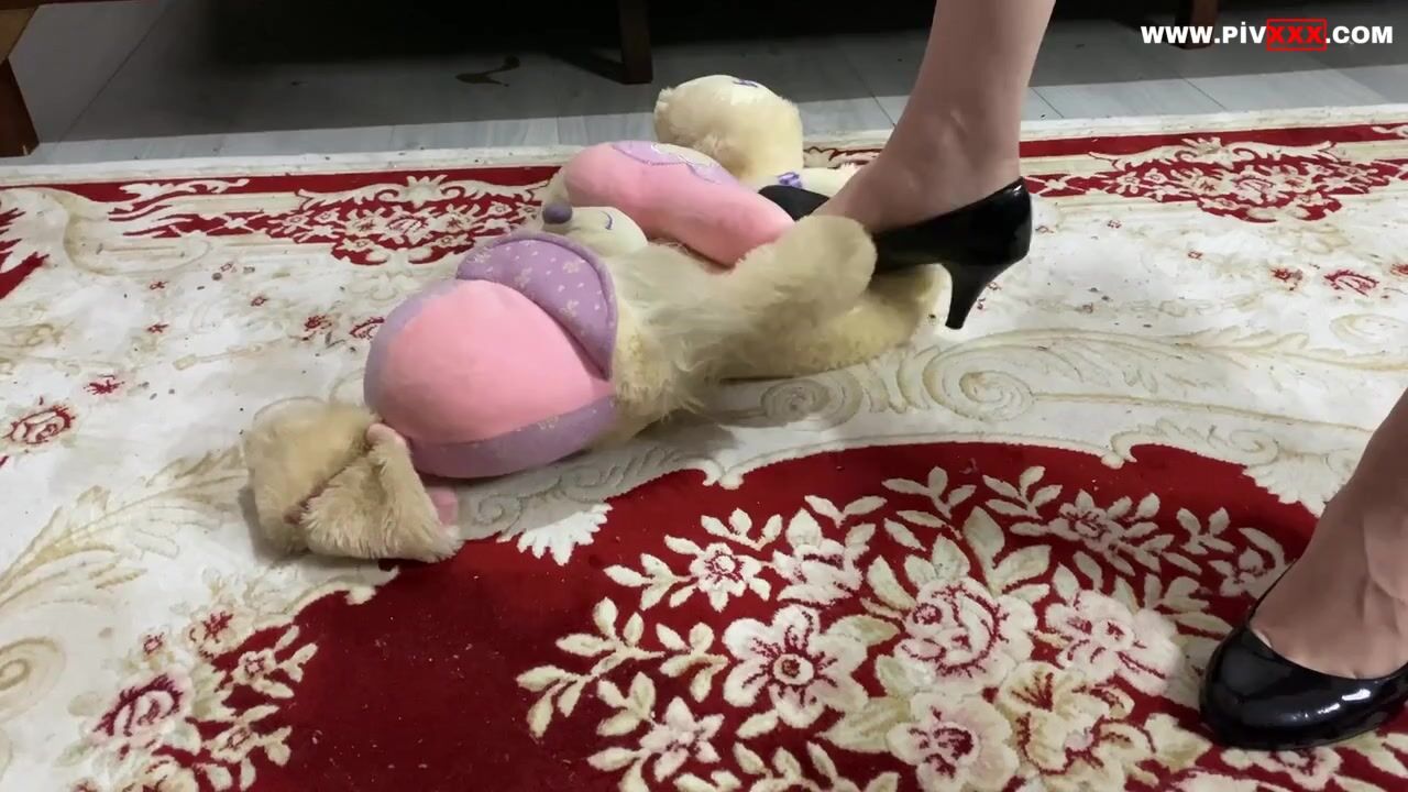 KRALİÇE AYAĞININ ALTINDA EZİYOR