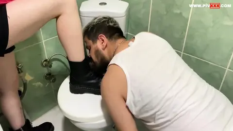 KRALİÇE KÖLESİNİ TUVALLETTE EĞİTİYOR, YÜZÜNE OTURUYOR