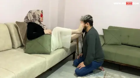 TÜRBANLI KRALİÇE KÖLESİNE ACIMIYOR