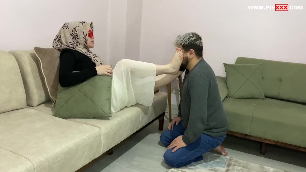 TÜRBANLI KRALİÇE KÖLESİNE ACIMIYOR