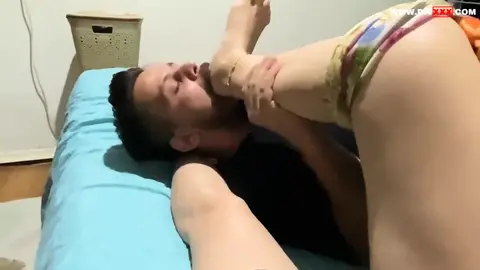 KÖLESİNE NASIL AYAK YALANIR ÖĞRETİYOR