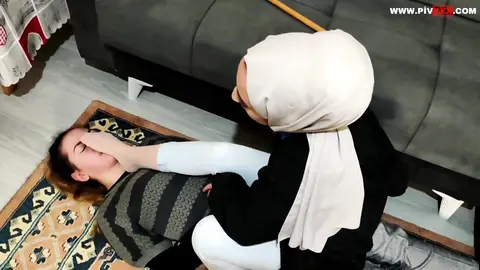 KRALİÇE ÇOK KIZGIN - SERT TOKATLAR