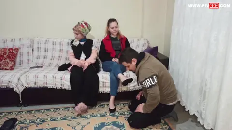 TÜRBANLI KRALİÇE VE ARKADAŞI
