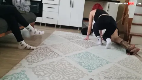 Kız arkadaşımın yanında kölemi bağladım, karşımızda kıvranıyor