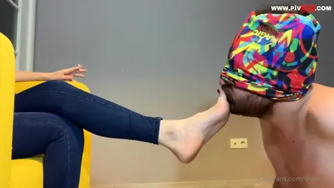 Ayaklarımı narince öp