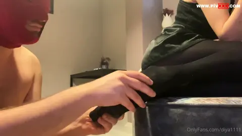 Naylon çoraplı güzel ayaklarım
