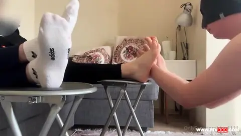 Bu köle iyi ayak masajı yapıyor