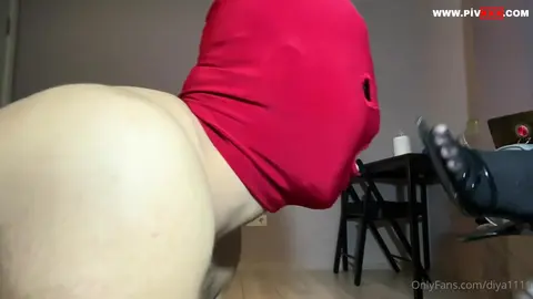 Ayak kölesi iş başında