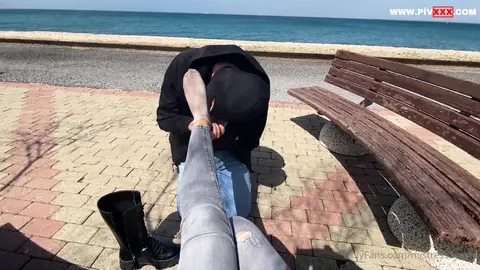 Worship my divine feet!