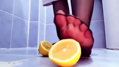 Sıcak yaz günlerinde ayağımın altında taze sıkılmış limonatayı kana kana içtiririm