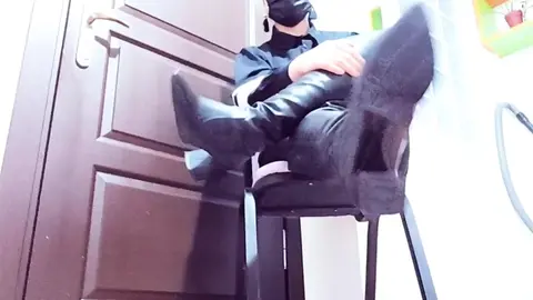 Küçülmüş parmak adam seni ayakkabımın içinde saklanırken yakalıyorum ve sülalenin karşısında eziyorum