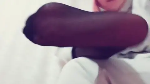 Kendin için karantinada yapabileceğin en güzel aktivite dilini dışarı çıkararak hipnoz edici videolarımı izlemen olacaktır köpeeek