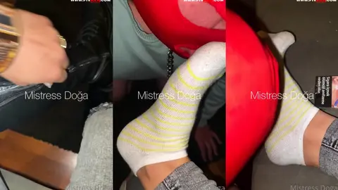 Önce çoraplarımı koklattım sonra yalattım