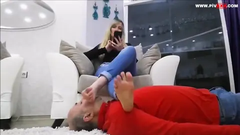 Yere uzan ve ayak tabanlarımı öp