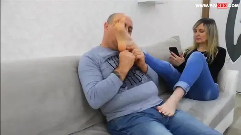 Ayak yalamaya doymuyor bu köle