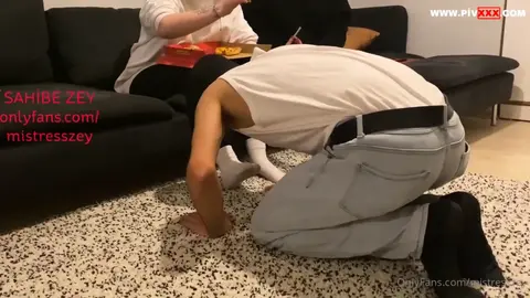 EVDE 1 KEDİ 2 KÖPEK BESLİYORUM