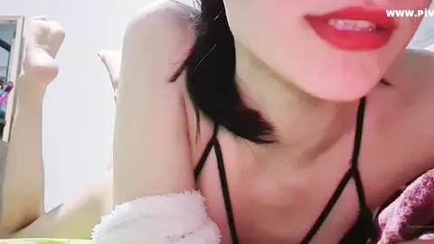 O karını siktiklerinde senin kendini hızlı hızlı tatmin etmeni izliyor olacağım
