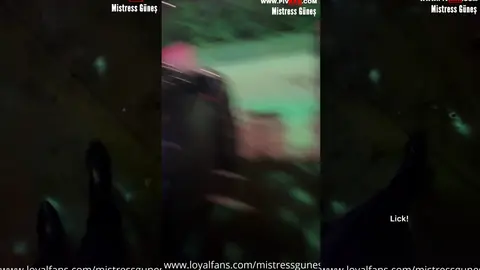 I fed my dog fruit under my feet on the street