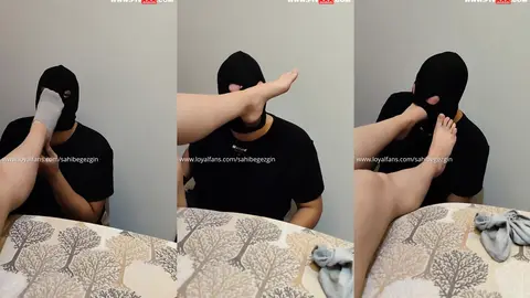 It licked my feet hungrily 1