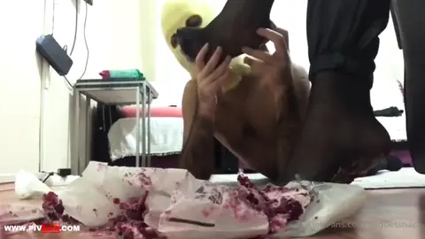 Doğum günü pastasını ayaklarımdan yedi şanslı köle
